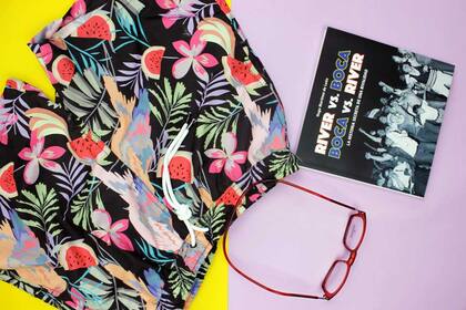 Traje de baño $690 de Preggio / Anteojos del imán $2400 aprox. de Dandy / Libro $350 de Olmo Ediciones