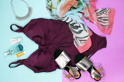 Traje de baño $990 de Audace / Maxipañuelo $775 de Maria De Tomaso / Sandalias $1400 de Le Loup / Combo regalo $759 de Vichy / Collar $249 de Isadora /