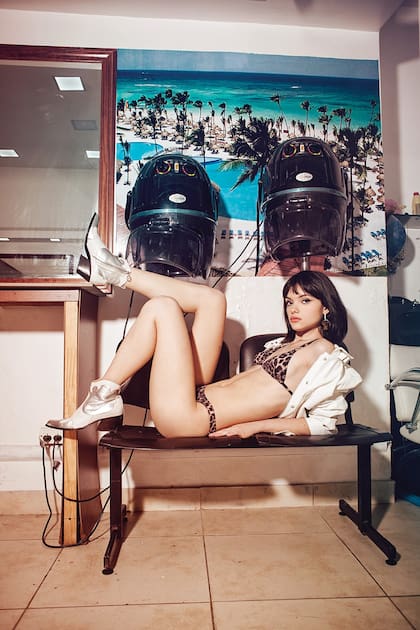 Traje de baño dos piezas (Caro Cuore), campera de cuero sintético (Prüne), botas texanas y aros (Uma)