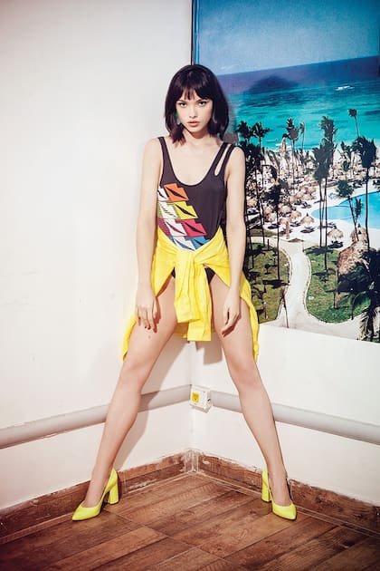 Traje de baño enterizo (Jazmín Chebar), camisa de lino (Giesso), stilettos con taco cuadrado (Prüne), aros de acrílico (Mishka)