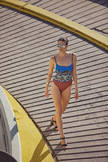 Traje de baño estampado (Jazmín Chebar), zapatos acharolados y anteojos con marco plateado (Prüne)