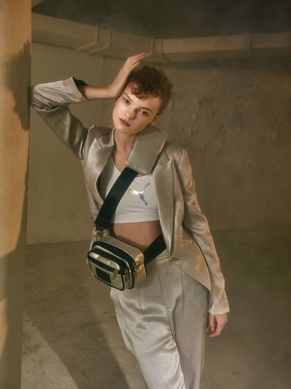 Traje satinado plata (Uma), top con logo (Puma), golfera edición premium J.Gang (Prüne por Juana Farrell)