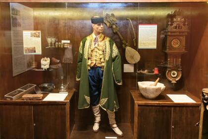 Traje típico montenegrino, una de las cuatro comunidades más fuertes de Madariaga.