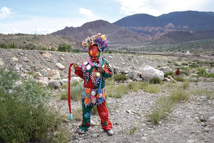 Trajes coloridos con espejitos y máscaras para la Fiesta de Carnaval.