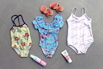 Trajes de baño: De flamencos $235 de Kaury / Rayado con volado $490 de Preggio / Amarillito $750 de Pepa y Limón / Protectores pediátricos de Rayito de Sol /