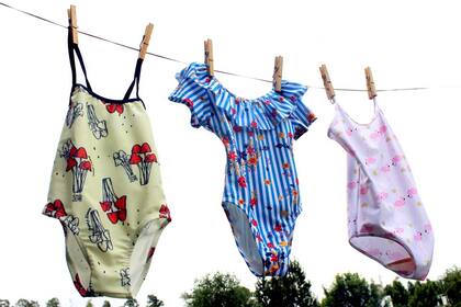 Trajes de baño: De flamencos $235 de Kaury / Rayado con volado $490 de Preggio / Amarillito $750 de Pepa y Limón