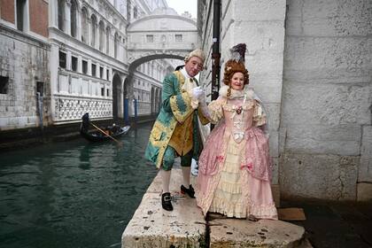 Trajes de época en el Puente de los Suspiros durante la preapertura del carnaval en Venecia, el 27 de enero de 2024.