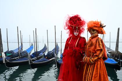 Trajes de fuertes colores en el carnaval de Venecia.