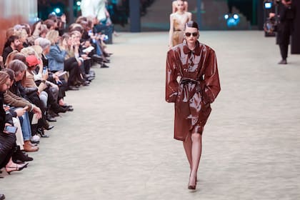 Trajes de líneas precisas, hombros marcados y proporciones estructuradas dominaron la pasarela