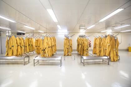 Trajes especiales para entrar a la zona radiactiva.