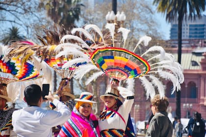 Trajes típicos y gastronomía, serán dos de los protagonistas centrales de la celebración sobre la avenida de Mayo