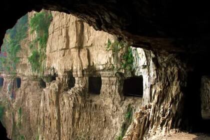 Tramos del túnel van por dentro de la montaña, pero la mayor parte del recorrido se hace con vistas hacia el vacío