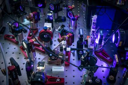 Trampa de átomos en el nuevo Laboratorio de Iones y Átomos Fríos, de la UBA, una instalación única en Amèrica latina