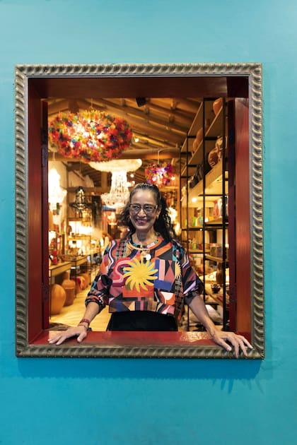 La artista Laila Assef dejó Minas Gerais para instalarse en este pueblo y convertir el plástico en piezas de arte.