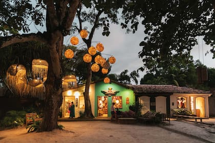 Las lámparas recicladas decoran el exterior de la tienda Cheia de Graças, pionera en la iluminación cálida del Quadrado.