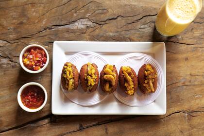 Acarajé, tentempié típicamente bahiano preparado con una masa de frijoles y cebolla frita en aceite de dendê y rellena con camarones.
