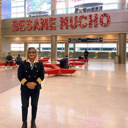 Traniela en el aeropuerto de Miami, tras realizar su primer vuelo internacional