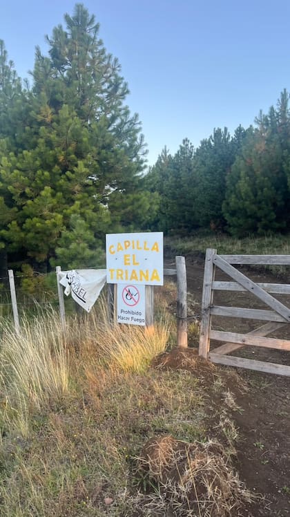 Tranquera de acceso a la capilla El Triana, en la frontera con Chile.
