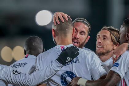 Benzema recibe el abrazo de Sergio Ramos, mientras se acerca Modric; Real Madrid consiguió un triunfo vital