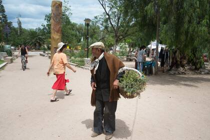 Tranquilidad, tradición y bohemia en la plaza del pueblo