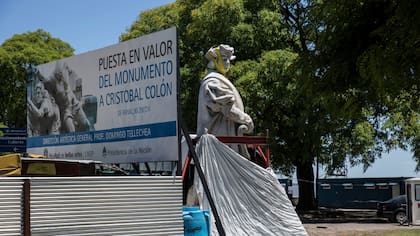 La estatua de Cristóbal Colón estuvo más de dos años en las inmediaciones del Aeroparque porteño a la espera de que vuelvan a ensamblar el monumento
