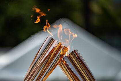Transferencia de la llama olímpica durante el evento de beso de antorchas.