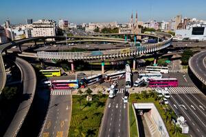 Avenida 9 de Julio: sigue la protesta de ómnibus en contra de las restricciones