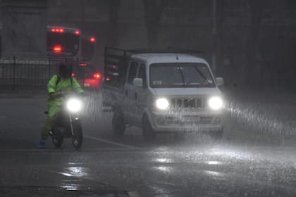Tránsito un día de lluvia en Montevideo. Foto: Francisco Flores/Archivo El Pais