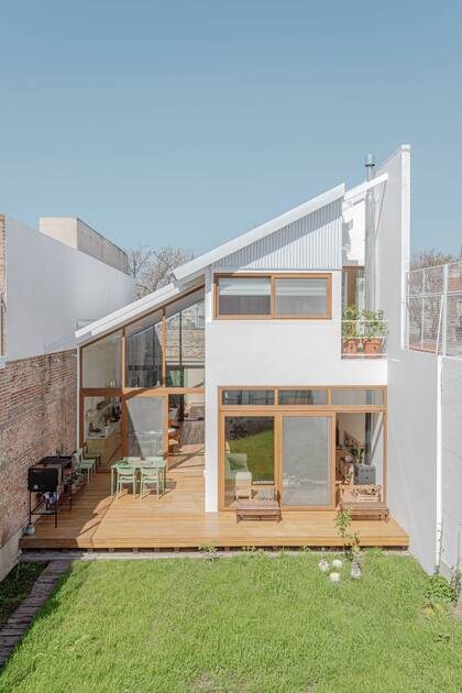 Transparencia, levedad, y un gran uso del terreno entre medianeras