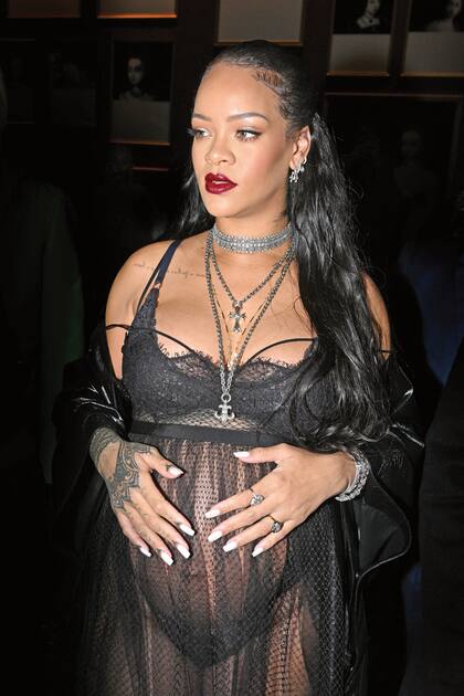 Transparencias sobre la lencería de encaje, en el front row de Dior, en París.