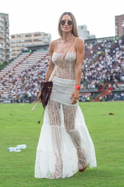 Transparencias y encaje para la first lady del polo, María Vázquez