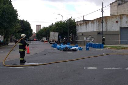 Transportaba una totalidad de 61 tambores de 75kg cada uno de carburo de calcio y 30 de ellos cayeron sobre la vía publica a la altura de Av. Suarez y Ramon Carrillo