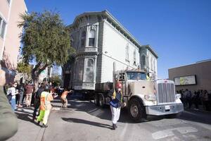 Transportaron la casa sobre una plataforma hidráulica con ruedas arrastrada por un camión