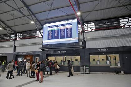 Las boleterías lucen una pantalla con los horarios de los trenes
