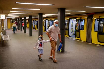 Transportes vacíos y economía estancada; Angela Merkel empieza a ser cuestionada por su estrategia para frenar al coronavirus