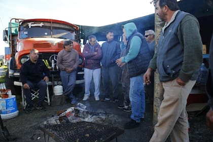 Transportistas en la rotonda de la ruta 88 y entrada a Quequén