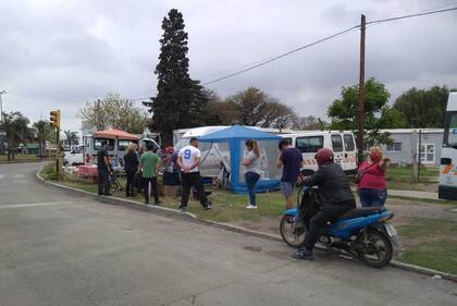 Transportistas escolares cordobeses sobreviven con puestos en barrios.