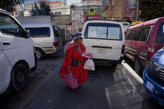 Transportistas públicos paran en ciudades de Bolivia por la mala calidad de la gasolina