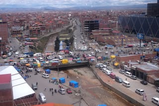 Transportistas públicos y gobierno boliviano dialogan en segundo día de huelga