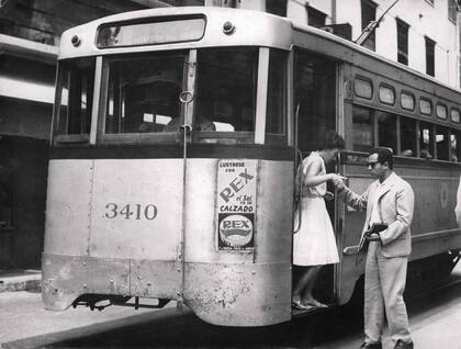 Tranvía modelo de Fabricaciones Militares, uno de los últimos que circuló por la ciudad, ca. 1960.