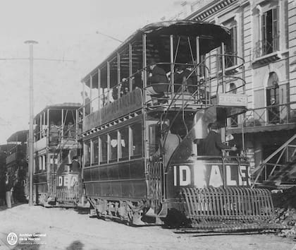 Tranvías imperiales, los de dos pisos, de La Capital, en la calle Victoria.