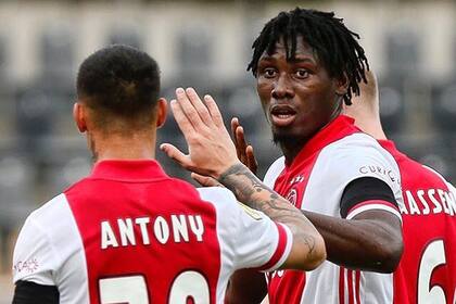 Traoré, la gran figura de Ajax, saludado por Antony.