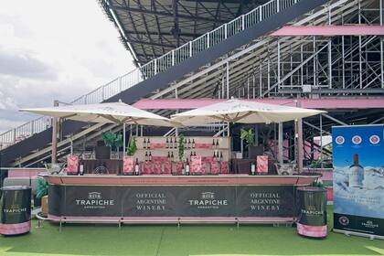 Trapiche invita a los visitantes a sumergirse en la cultura del vino, mientras degustan choripán y hamburguesas.