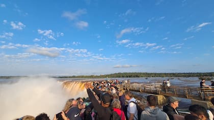 Tras 261 días volvieron los turistas a la Garganta del Diablo, que por la tarde disfrutaron de la salida del sol y un río caudaloso.