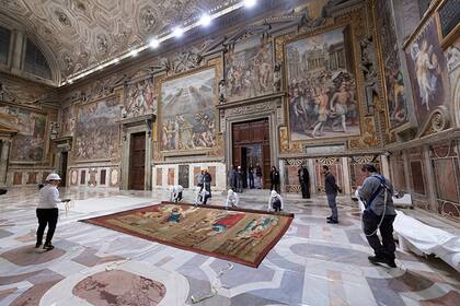 Las piezas, de cinco metros de largo y tres de ancho, fueron realizadas entre 1515 y 1516, y representan los Hechos de los Apóstoles San Pablo y San Pedro.