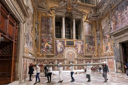 Después de después de 37 años, el Vaticano volverá a exhibir esta semana dentro de la Capilla Sixtina diez tapices hechos por el artista Rafael Sanzio.