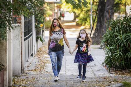 Tras 60 días de salir solo al supermercado, Marcela Curi aceptó dar una vuelta con su hija Isabella, de 9 años