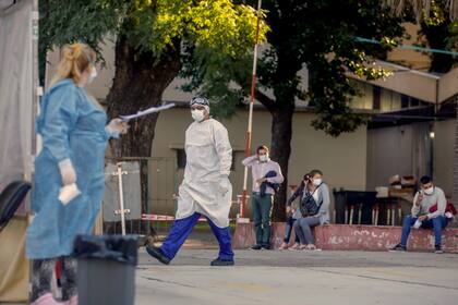 Tras acercarse a una Unidad Febril de Urgencia en algún hospital público porteño, como el Durand, algunos pacientes con test positivos son enviados a hoteles