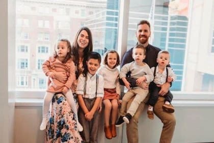 Tras adoptar a cinco hermanitos, Maxime descubrió que esperaba cuatrillizos