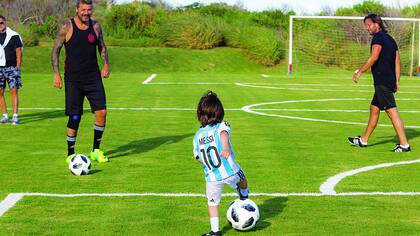 Tras adquirirle la propiedad al ex financista Willy López a principios de los años 2000, Marcelo tiró la casa original abajo, rebautizó la chacra y mandó hacer una cancha de fútbol frente al mar. Construida según el reglamento de la FIFA, tiene 25 por 42, y todos los veranos es el escenario de un pi